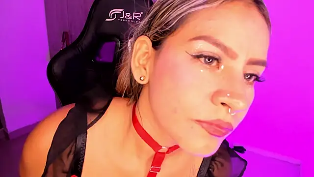 Snapshot of CamillaHot19 chatting on 06-11-26, 02:53 CamillaHot19 online show from 06-11-26, 02:53