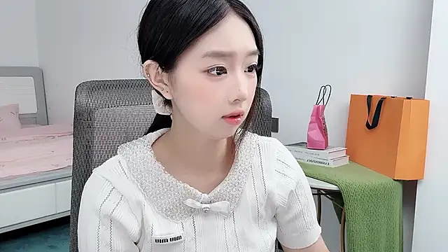 Yoyo33355 online show from 06-11-26, 03:47