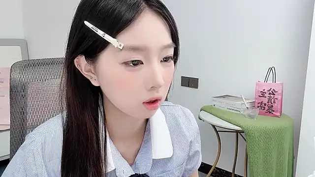 Yoyo33355 online show from 06-18-26, 03:27