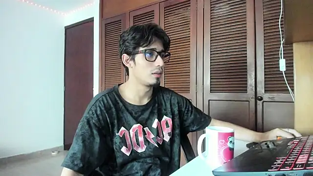 Snapshot of SrIncognito666 chatting on 06-18-26, 11:04 SrIncognito666 online show from 06-18-26, 11:04