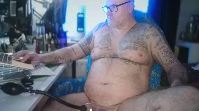 Snapshot of Tattooed_Dilf_01 chatting on 05-31-26, 08:20 Tattooed Dilf 01 online show from 05-31-26, 08:20