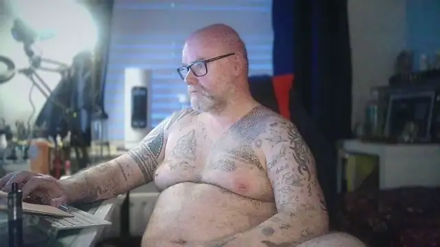 Tattooed Dilf 01 online show from 05-25-26, 09:02