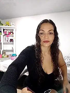Snapshot of bella-diaz chatting on 06-11-26, 07:33 bella-diaz online show from 06-11-26, 07:33