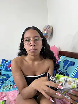 Snapshot of Violetlove_ chatting on 07-16-26, 07:05 Violetlove online show from 07-16-26, 07:05