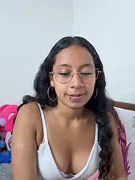 Snapshot of Violetlove_ chatting on 06-24-26, 04:00 Violetlove online show from 06-24-26, 04:00