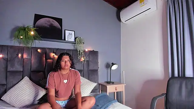 AmeliaLaurent  online show from 06-14-26, 11:44