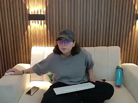 Snapshot of feelena_mysoull chatting on 05-31-26, 06:09 feelena mysoull online show from 05-31-26, 06:09
