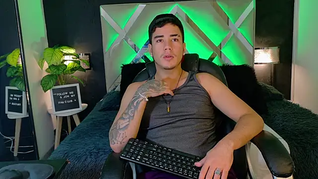 Snapshot of Alex-Rodriguezz chatting on 06-12-26, 12:47 Alex-Rodriguezz online show from 06-12-26, 12:47
