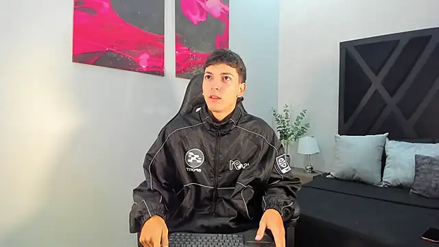 Snapshot of Gian_Rossi chatting on 06-18-26, 11:15 Gian Rossi online show from 06-18-26, 11:15