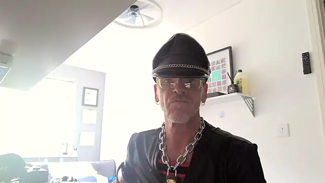 Snapshot of NottsLeather chatting on 06-07-26, 09:36 NottsLeather online show from 06-07-26, 09:36