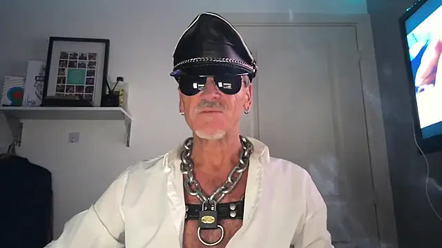 Snapshot of NottsLeather chatting on 06-07-26, 09:42 NottsLeather online show from 06-07-26, 09:42