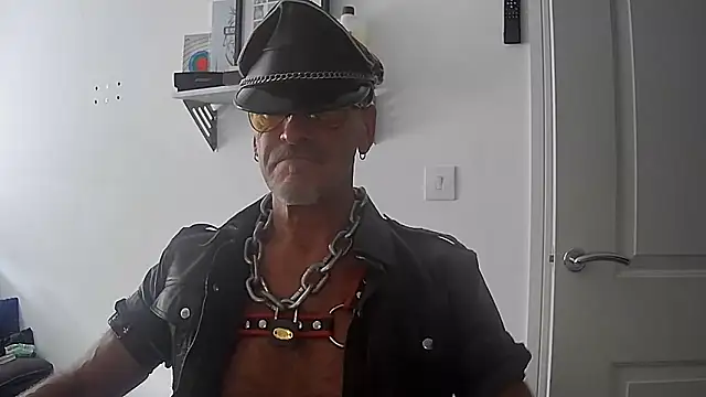 Snapshot of NottsLeather chatting on 06-21-26, 02:23 NottsLeather online show from 06-21-26, 02:23
