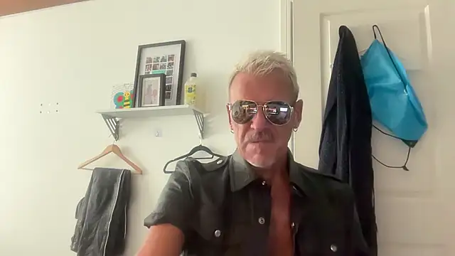 Snapshot of NottsLeather chatting on 07-11-26, 04:40 NottsLeather online show from 07-11-26, 04:40