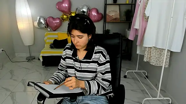 Snapshot of Barbara_Little chatting on 05-29-26, 01:50 Barbara Little online show from 05-29-26, 01:50