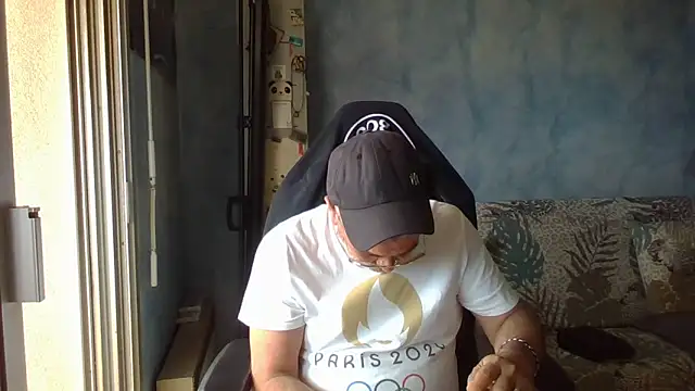 Snapshot of panda_06200 chatting on 06-10-26, 11:55 panda 06200 online show from 06-10-26, 11:55