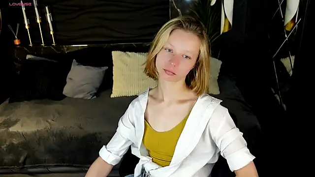 Snapshot of ivy_blare chatting on 06-16-26, 01:11 ivy blare online show from 06-16-26, 01:11