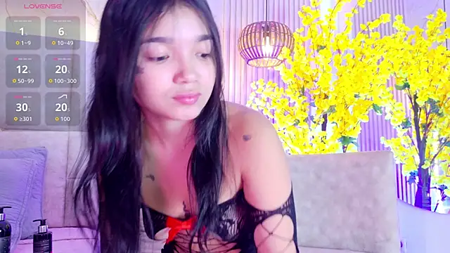 Snapshot of JuliiaSantos chatting on 06-02-26, 02:33 JuliiaSantos online show from 06-02-26, 02:33