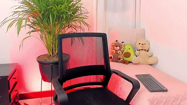 Snapshot of SarahRouge chatting on 07-05-26, 04:19 SarahRouge online show from 07-05-26, 04:19
