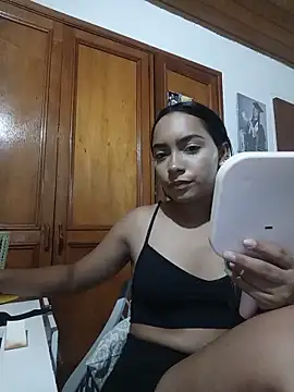 Snapshot of xcleila chatting on 05-31-26, 01:33 xcleila online show from 05-31-26, 01:33