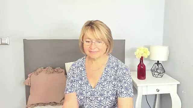 Snapshot of MarieneHot chatting on 06-05-26, 06:52 MarieneHot online show from 06-05-26, 06:52