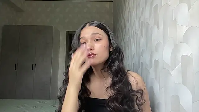 LisetteParajon online show from 06-17-26, 05:07