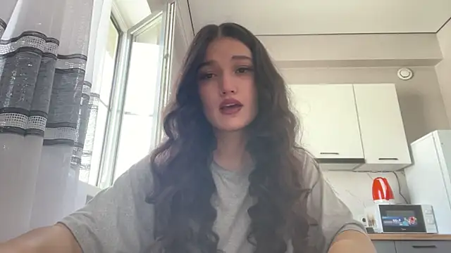 LisetteParajon online show from 07-04-26, 05:14
