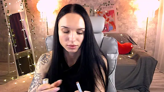 NicoleMerz online show from 06-19-26, 04:02