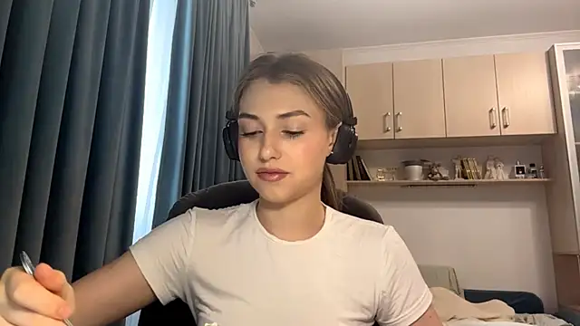 Snapshot of CameTruce chatting on 06-17-26, 02:27 CameTruce online show from 06-17-26, 02:27