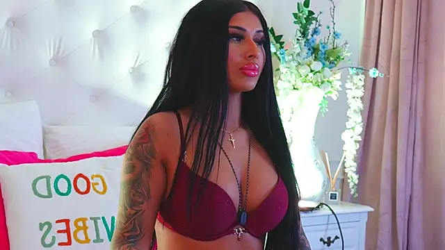 Snapshot of LaylaVixenn chatting on 06-16-26, 06:46 LaylaVixenn online show from 06-16-26, 06:46