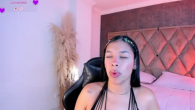 Snapshot of ThaliaHall_1 chatting on 06-10-26, 11:55 ThaliaHall 1 online show from 06-10-26, 11:55