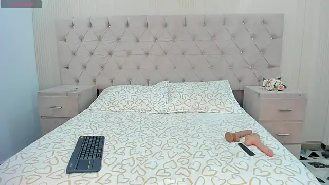 LizzyBrooks1 online show from 07-14-26, 04:39