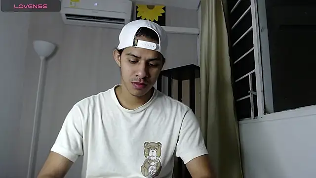 Snapshot of Vic_cooper chatting on 07-13-26, 04:34 Vic cooper online show from 07-13-26, 04:34