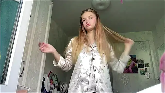 Snapshot of HeIen_cute chatting on 07-07-26, 06:47 HeIen cute online show from 07-07-26, 06:47