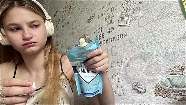 Snapshot of HeIen_cute chatting on 07-08-26, 05:52 HeIen cute online show from 07-08-26, 05:52