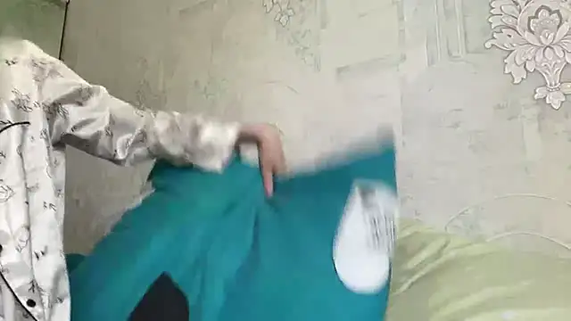 Snapshot of HeIen_cute chatting on 06-14-26, 02:24 HeIen cute online show from 06-14-26, 02:24