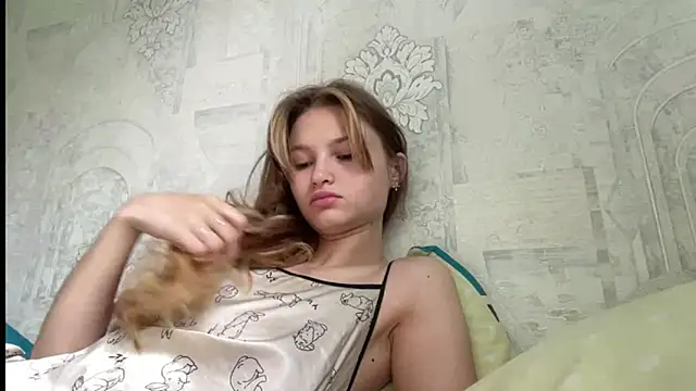 Snapshot of HeIen_cute chatting on 06-25-26, 04:10 HeIen cute online show from 06-25-26, 04:10