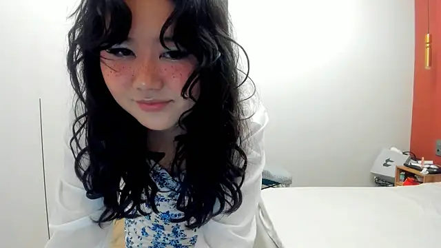 Snapshot of _emmy_lee chatting on 06-02-26, 01:11 emmy lee online show from 06-02-26, 01:11