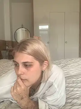 Ella Bloom online show from 06-17-26, 11:09