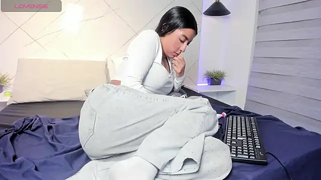 Snapshot of SARAH_COLLENS_ chatting on 07-04-26, 11:31 SARAH COLLENS online show from 07-04-26, 11:31