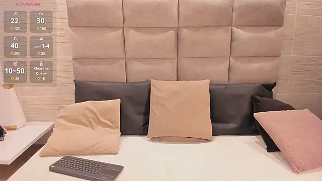 Snapshot of EllieAdeline chatting on 06-18-26, 04:00 EllieAdeline online show from 06-18-26, 04:00