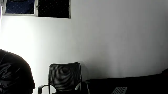 Snapshot of Adrian_Wolf chatting on 06-07-26, 03:56 Adrian Wolf online show from 06-07-26, 03:56
