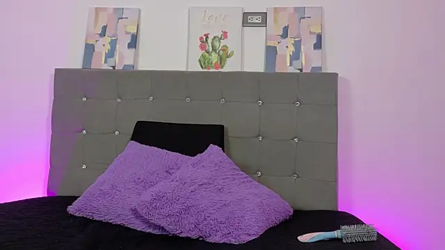 Snapshot of Nira_Lux chatting on 06-25-26, 05:12 Nira Lux online show from 06-25-26, 05:12