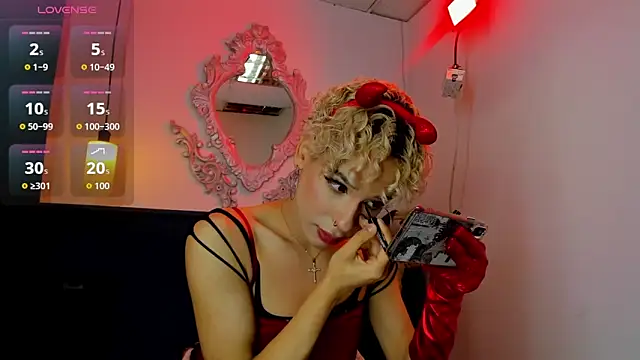 Snapshot of valentinee_xo chatting on 06-10-26, 05:41 valentinee xo online show from 06-10-26, 05:41