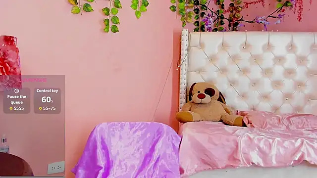 Snapshot of valentinee_xo chatting on 06-11-26, 04:42 valentinee xo online show from 06-11-26, 04:42