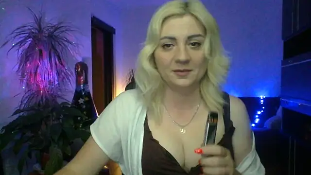 Snapshot of LunaaKiss chatting on 06-18-26, 07:41 LunaaKiss online show from 06-18-26, 07:41