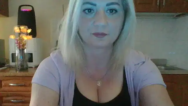 Snapshot of LunaaKiss chatting on 06-02-26, 12:49 LunaaKiss online show from 06-02-26, 12:49