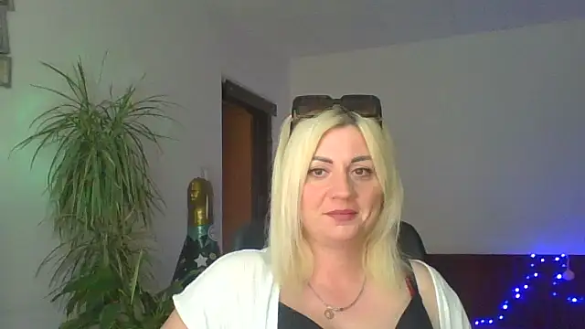 Snapshot of LunaaKiss chatting on 07-28-26, 05:23 LunaaKiss online show from 07-28-26, 05:23