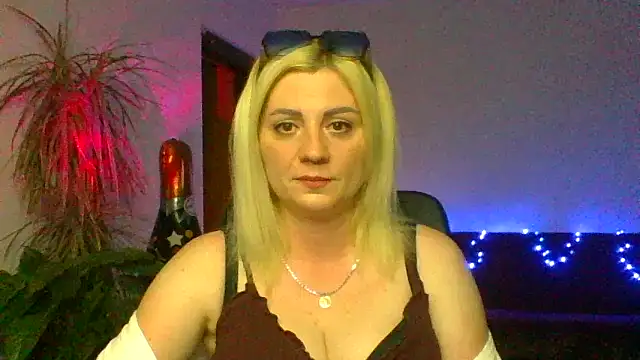 Snapshot of LunaaKiss chatting on 06-27-26, 07:42 LunaaKiss online show from 06-27-26, 07:42