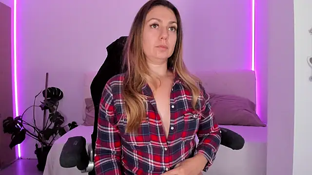 LindaWhite  online show from 11-09-25, 05:17