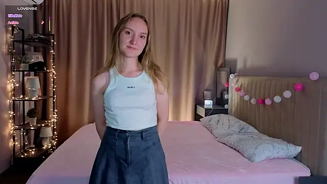 JenevaLitalien online show from 06-11-26, 06:16